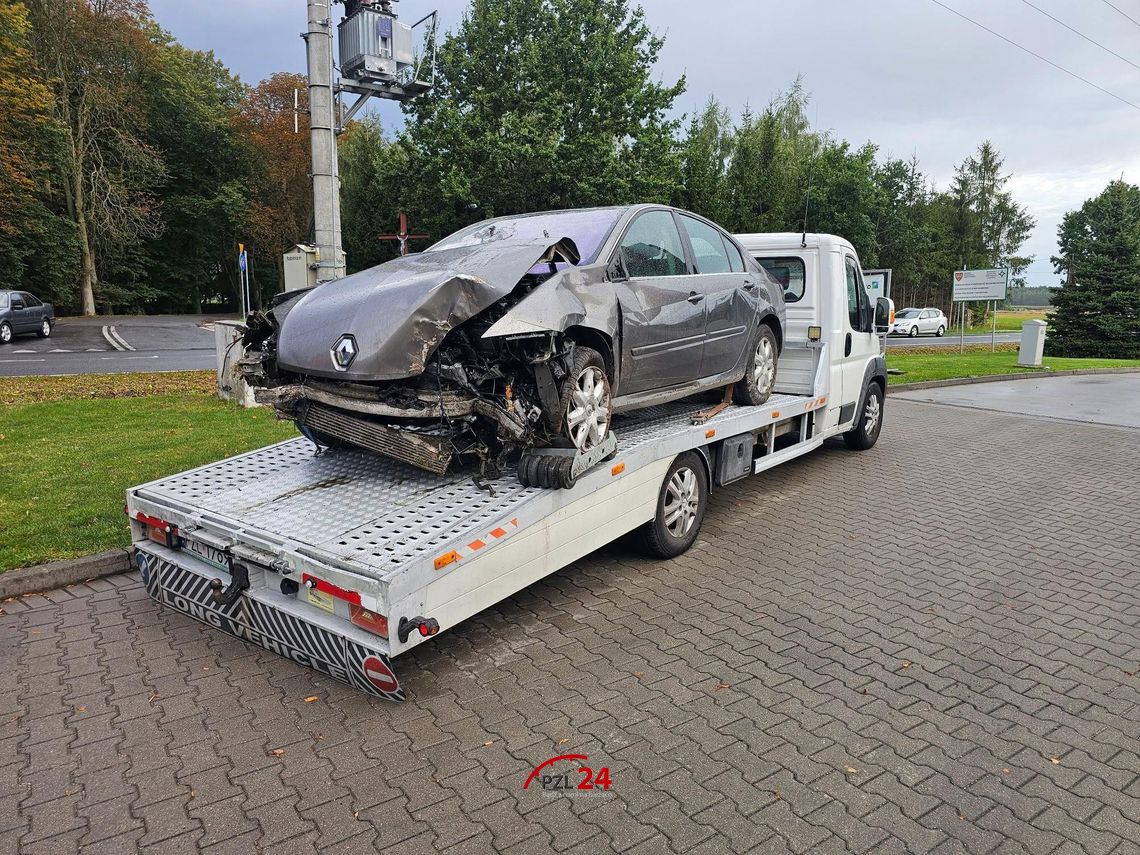 Groźnie wyglądające zdarzenie pod Barankowem. Renault wypadło z drogi Groźnie wyglądające zdarzenie pod Barankowem. Renault wypadło z drogi