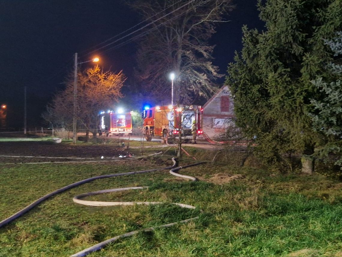 Groźny pożar w Nowych Potulicach. Kilkudziesięciu strażaków walczyło z ogniem przez wiele godzin Groźny pożar w Nowych Potulicach. Kilkudziesięciu strażaków walczyło z ogniem przez wiele godzin