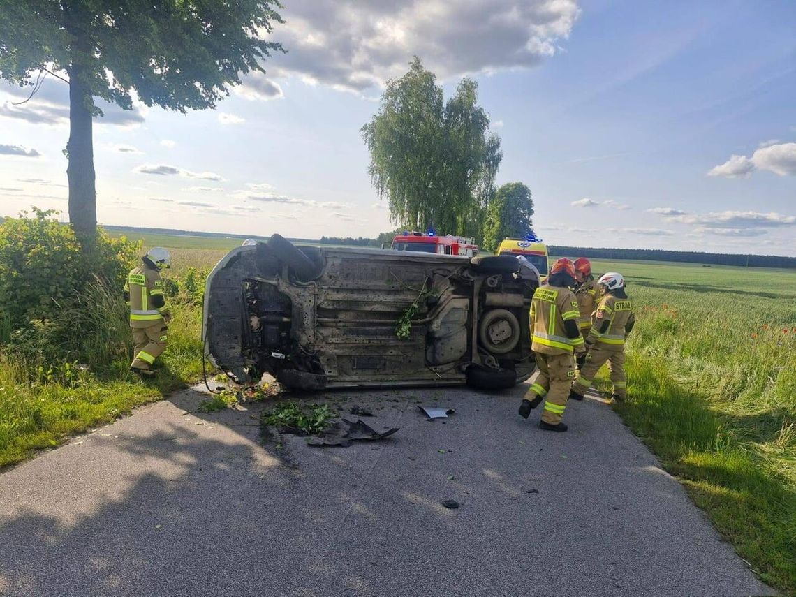 Groźny wypadek na trasie Dolnik–Głubczyn. Auto dachowało po uderzeniu w drzewo