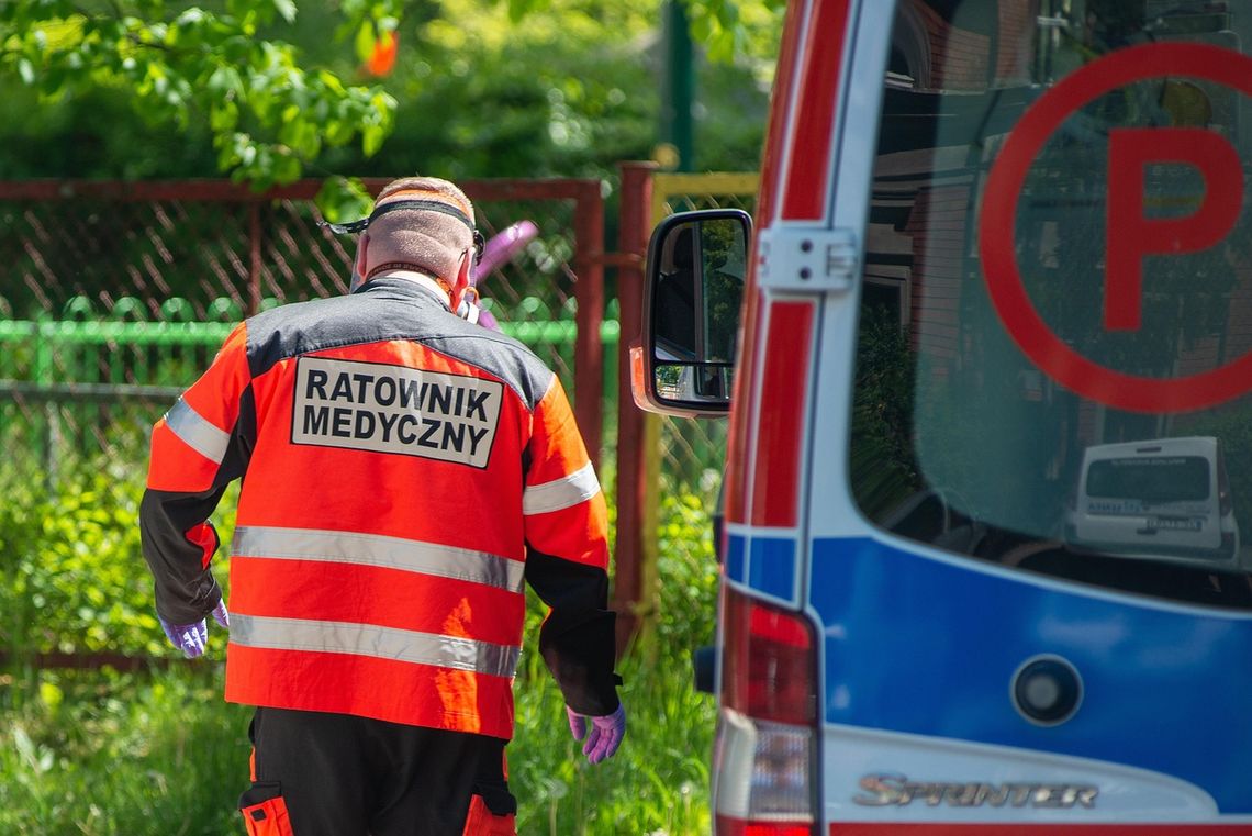 Groźny wypadek w miejscowości Prochy: Mężczyzna przygnieciony drzewem podczas wycinki