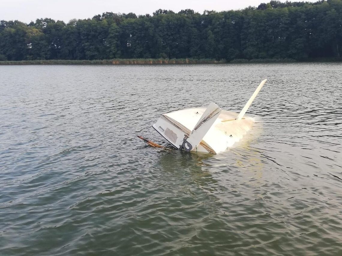 Interwencja służb na Jeziorze Zaleskim – wywrócona łódź, jedna osoba w wodzie