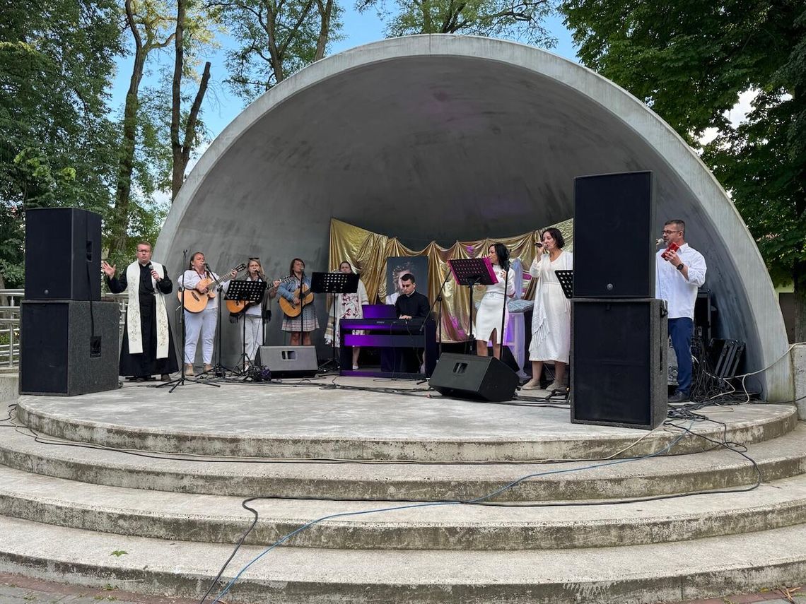 „Jezus żyje” – koncert uwielbienia w Parku Miejskim zgromadził mieszkańców Złotowa
