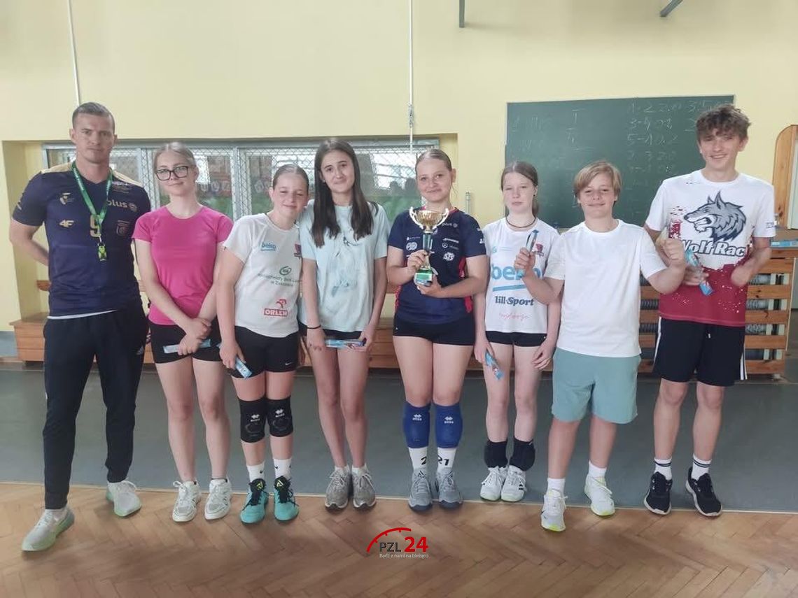 Klasa 7b triumfowała w I Mistrzostwach Szkoły w Piłce Siatkowej Drużyn Mieszanych w SP3 Złotów Klasa 7b triumfowała w I Mistrzostwach Szkoły w Piłce Siatkowej Drużyn Mieszanych w SP3 Złotów