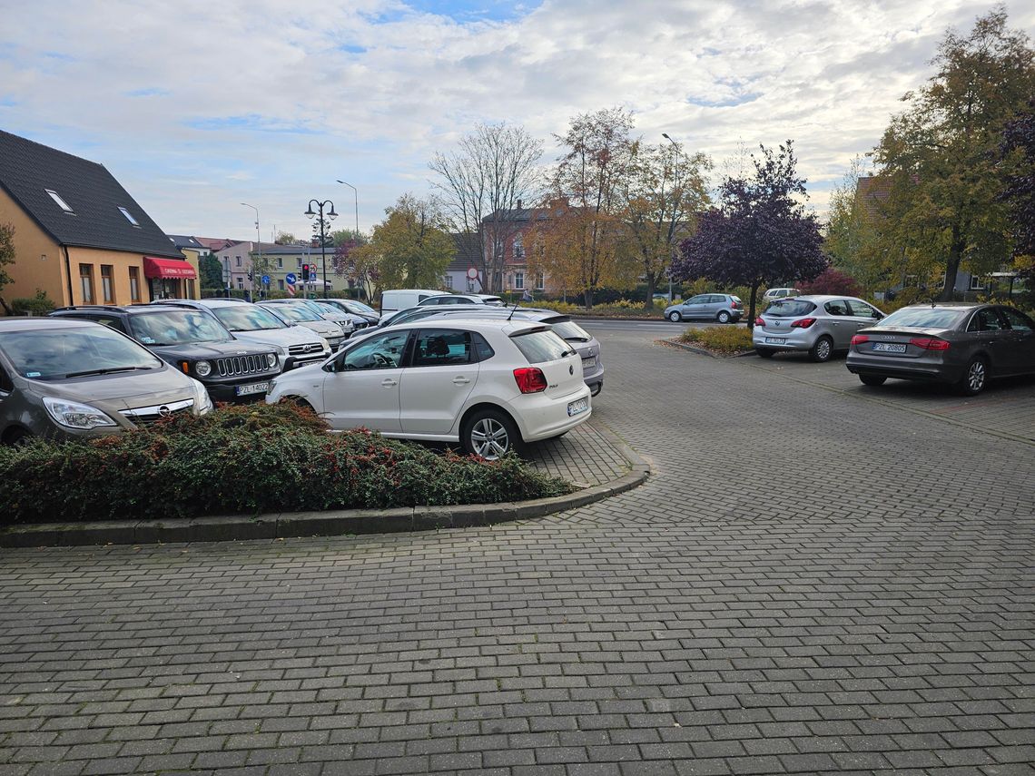 Klienci SBL Zakrzewo odział Złotów skarżą się na brak miejsc parkingowych. Winni… uczniowie?