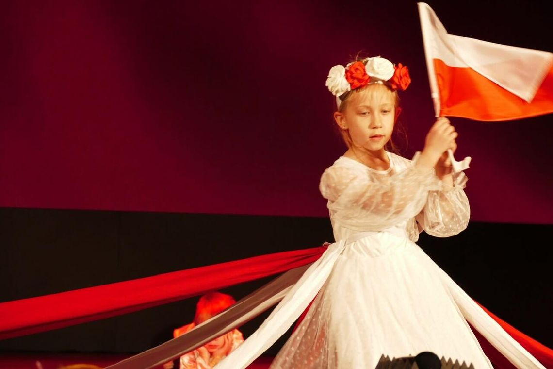 Lekcja o Polsce w Lipce – najmłodsi rozpoczęli gminne obchody Święta Niepodległości Lekcja o Polsce w Lipce – najmłodsi rozpoczęli gminne obchody Święta Niepodległości