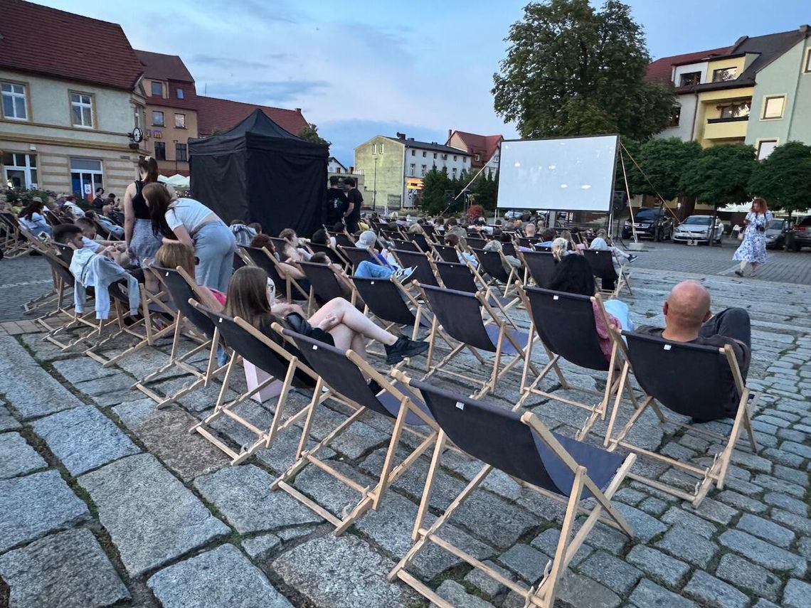 Letni seans pod gwiazdami – kino plenerowe na Paderewskiego