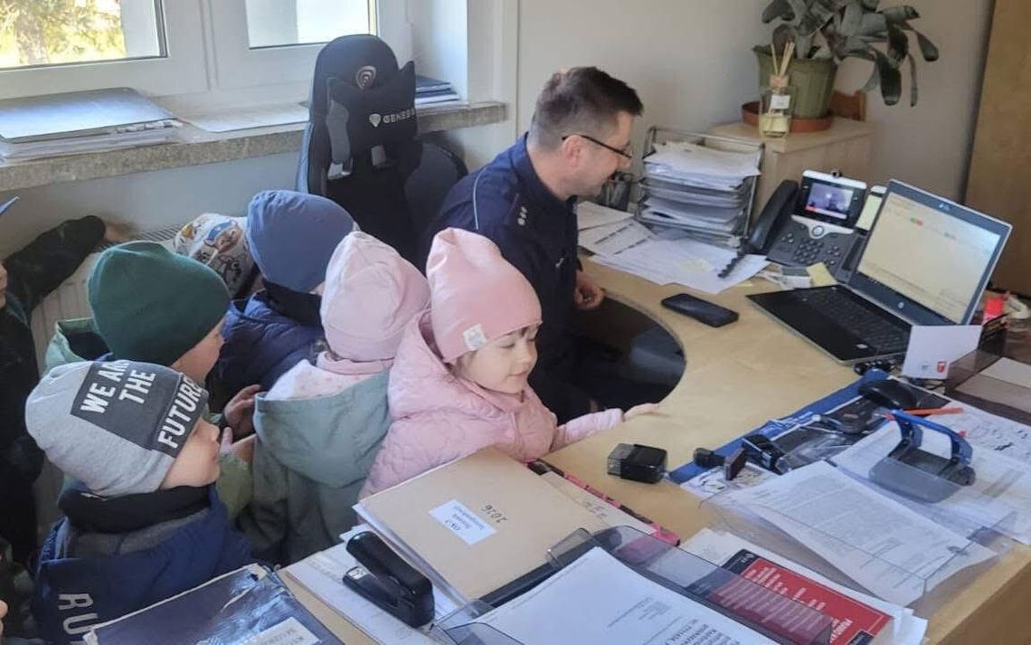 Mali goście, wielkie emocje – przedszkolaki odwiedziły Komisariat Policji w Krajence