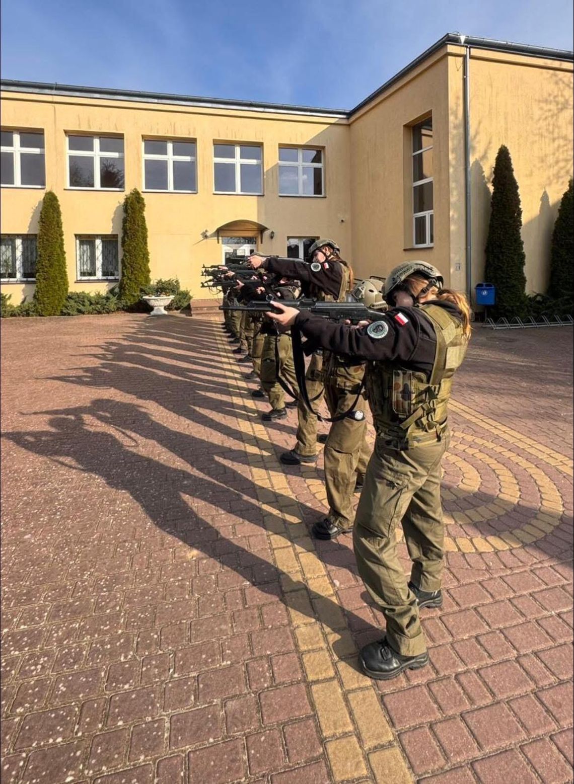 Młodzi adepci w akcji – szkolne manewry wojskowe pełne emocji i praktycznej nauki Młodzi adepci w akcji – szkolne manewry wojskowe pełne emocji i praktycznej nauki