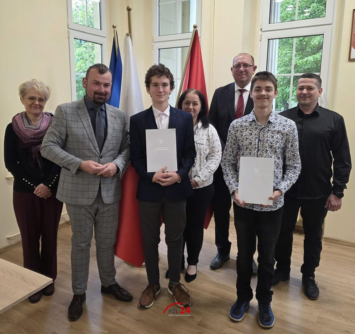 Młodzi mistrzowie fizyki z Krajenki wyróżnieni podczas sesji Rady Miejskiej Młodzi mistrzowie fizyki z Krajenki wyróżnieni podczas sesji Rady Miejskiej