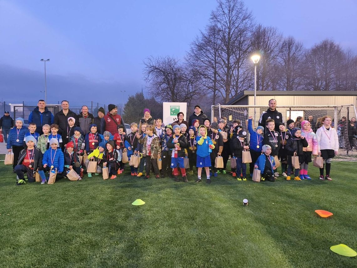 Młodzi piłkarze w akcji! Turniej Skrzatów w Jastrowiu pełen emocji i uśmiechów Młodzi piłkarze w akcji! Turniej Skrzatów w Jastrowiu pełen emocji i uśmiechów