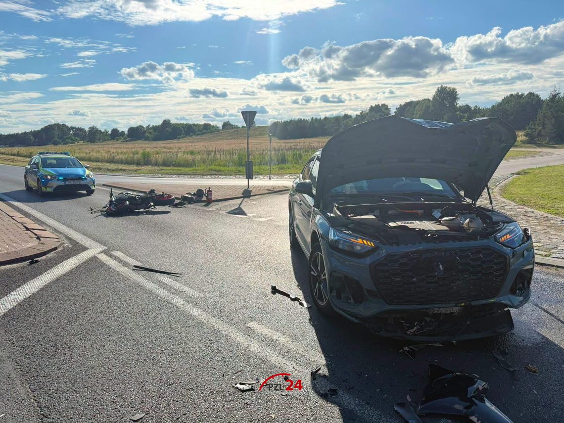 Motocyklista trafił do szpitala po zderzeniu z Audi. Wypadek na DK11