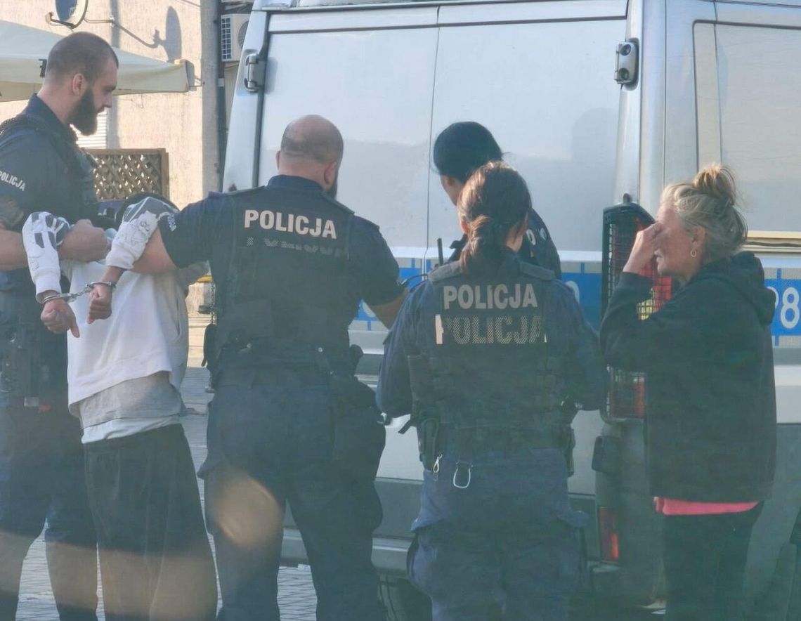 Nagi rzucał się na samochody. Podczas zatrzymania zaatakował policjanta