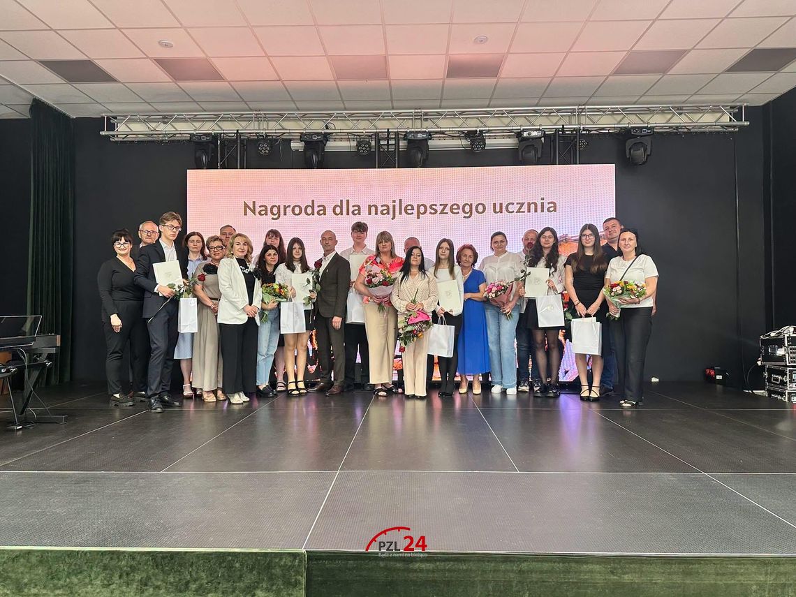 Nagrody Burmistrza Okonka wręczone. Uhonorowano najzdolniejszych uczniów Nagrody Burmistrza Okonka wręczone. Uhonorowano najzdolniejszych uczniów