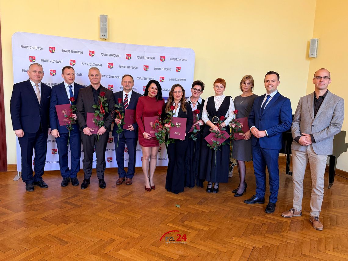 Nagrody dla dyrektorów i nauczycieli. Uroczystość Dnia Edukacji Narodowej w Starostwie Powiatowym w Złotowie Nagrody dla dyrektorów i nauczycieli. Uroczystość Dnia Edukacji Narodowej w Starostwie Powiatowym w Złotowie