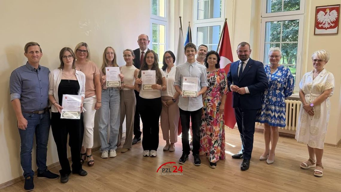 Najlepsi ósmoklasiści z gminy Krajenka odebrali Nagrody Burmistrza