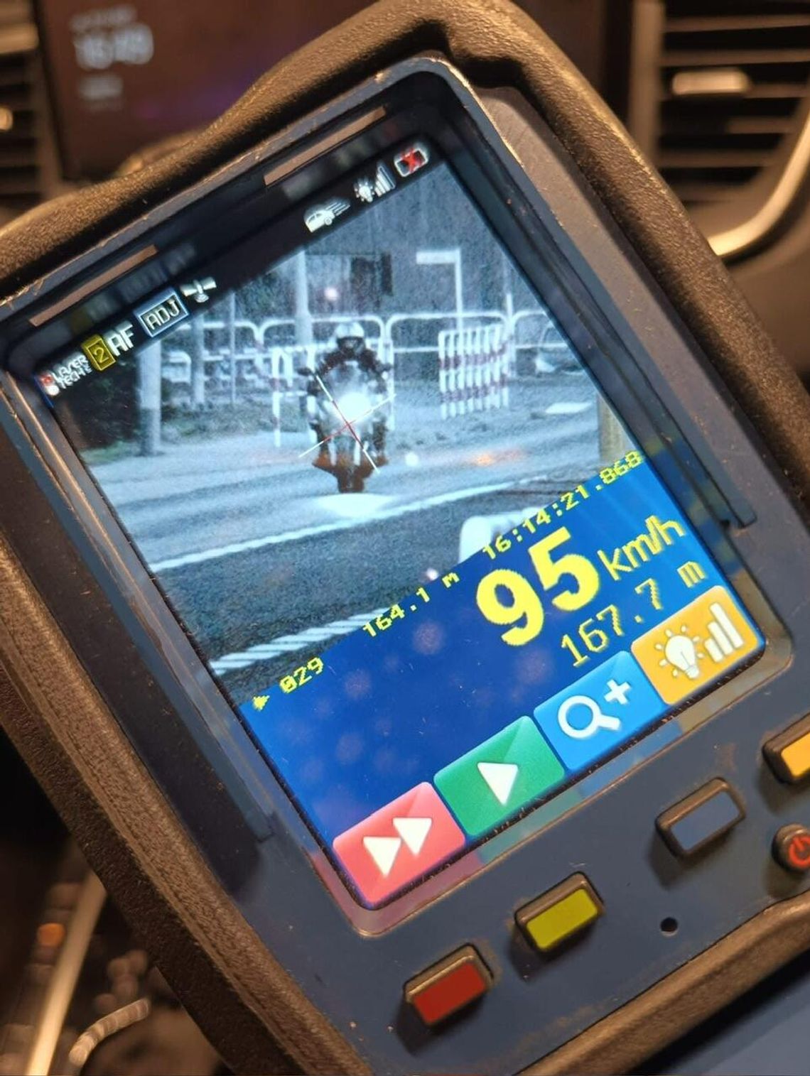 Niebezpieczna prędkość motocyklisty w Podgajach Niebezpieczna prędkość motocyklisty w Podgajach