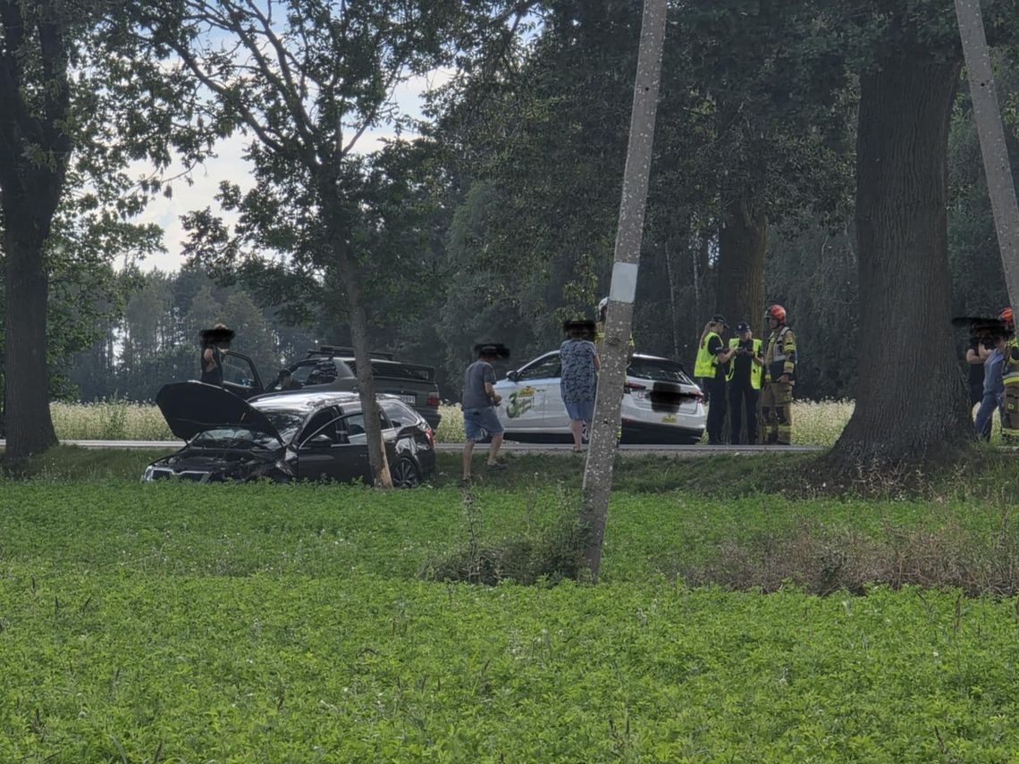 Niebezpieczne manewry w Klukowie – kierowca skody zakończył wyprzedzanie w rowie
