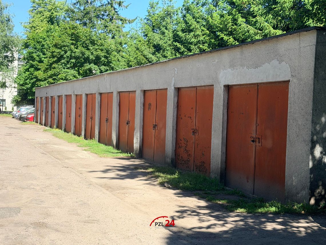 Nielegalne garaże przy ul. Szkolnej znów tematem obrad. Radni apelują o rozwiązanie problemu Nielegalne garaże przy ul. Szkolnej znów tematem obrad. Radni apelują o rozwiązanie problemu