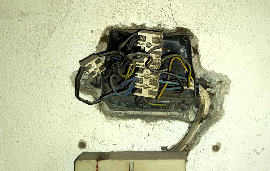 Nielegalny pobór prądu w Jastrowiu – 57-latek usłyszał zarzut kradzieży energii elektrycznej Nielegalny pobór prądu w Jastrowiu – 57-latek usłyszał zarzut kradzieży energii elektrycznej