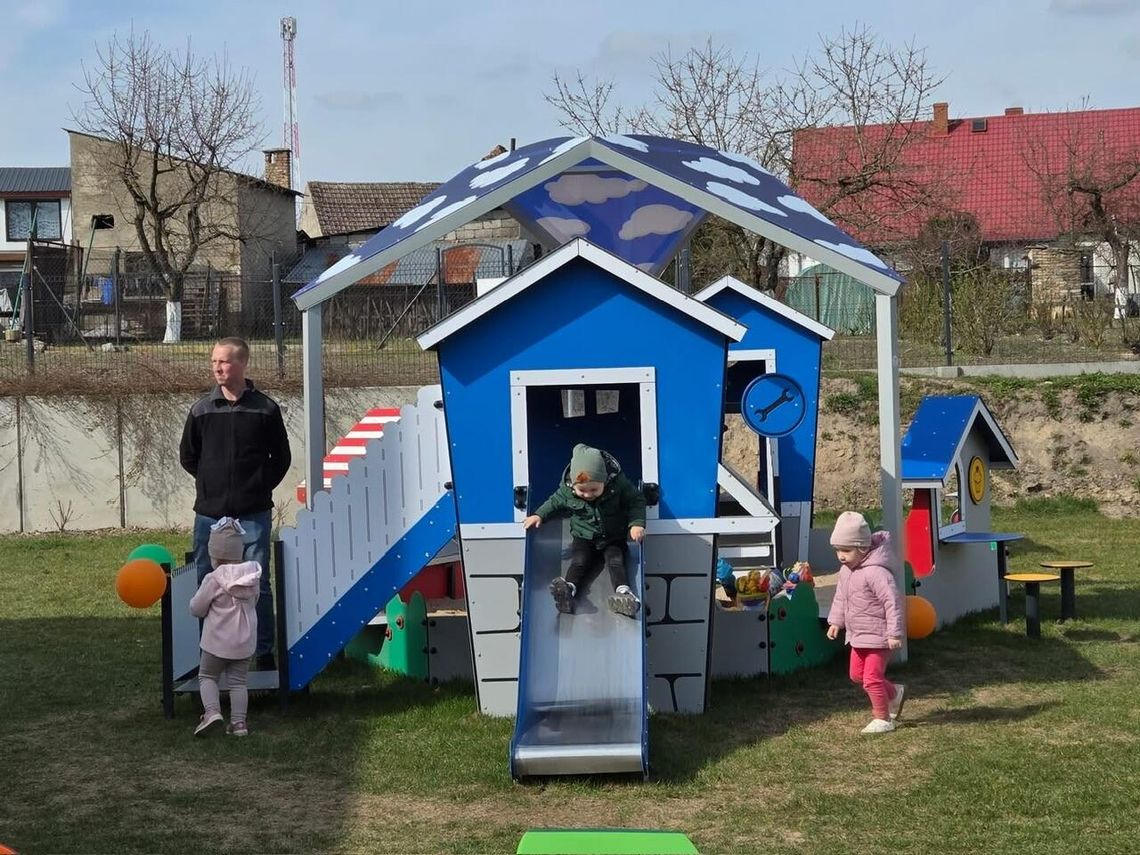 Nowe place zabaw w Tarnówce. Inwestycje z myślą o najmłodszych Nowe place zabaw w Tarnówce. Inwestycje z myślą o najmłodszych