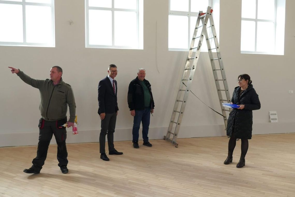 Nowe życie starej sali. Remont w Lipce zmienia szkolną przestrzeń Nowe życie starej sali. Remont w Lipce zmienia szkolną przestrzeń