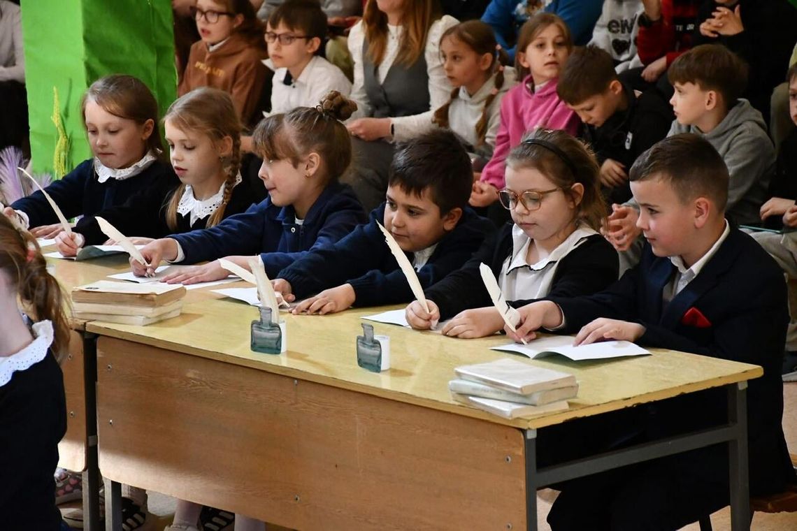 Pamięć, która łączy pokolenia. Uroczystość ku czci Patrona szkoły w Zakrzewie