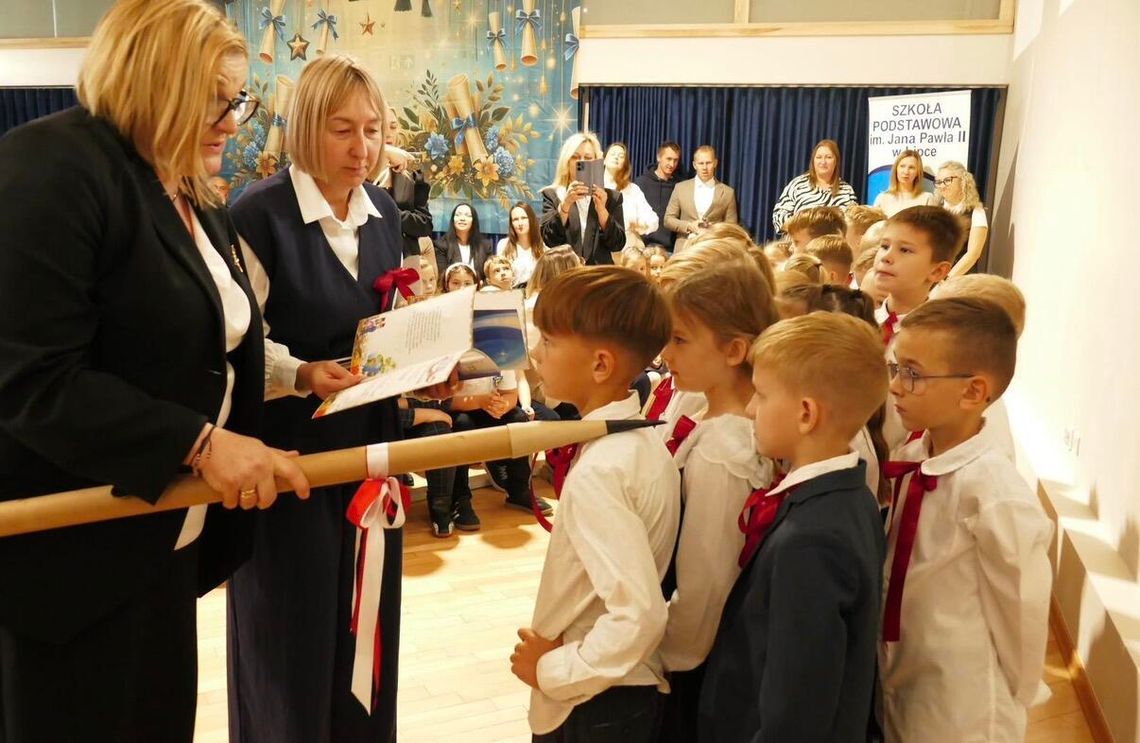 Pierwszaki z Lipki oficjalnie uczniami. Były emocje, gratulacje i prezenty