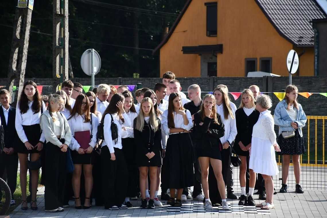 Pierwszy dzwonek i nowe otoczenie szkoły w Zakrzewie