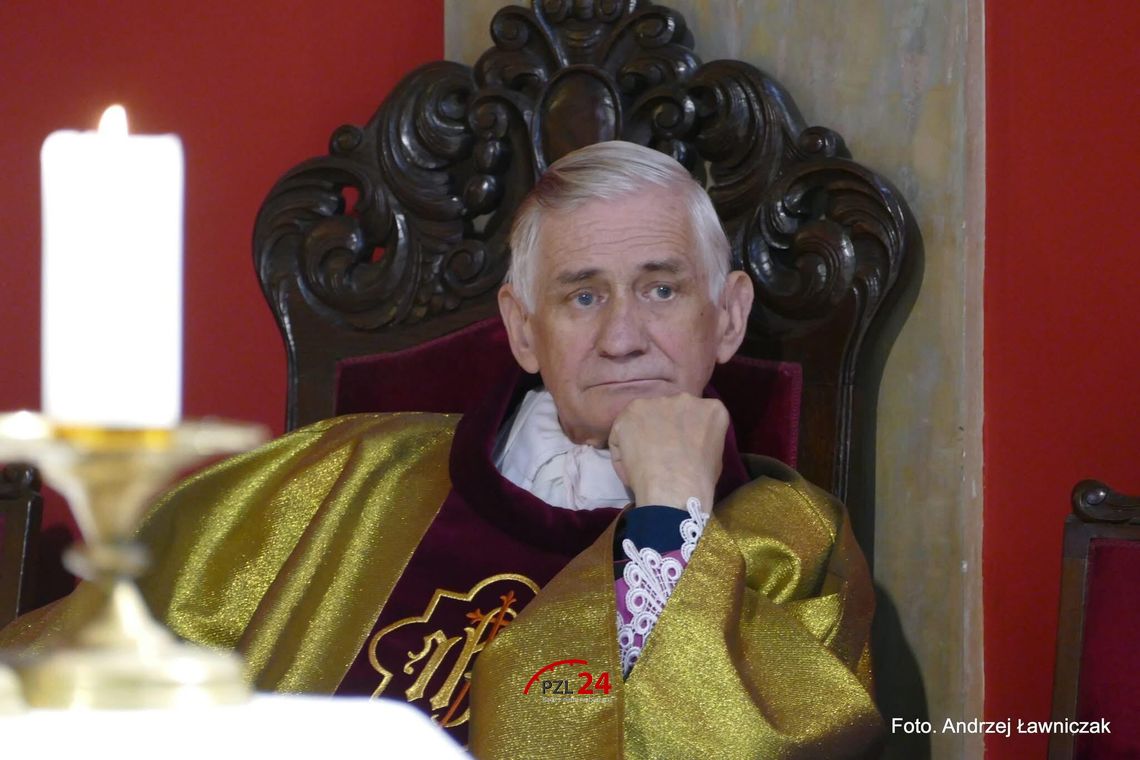 Po 36 latach zakończył posługę. Ksiądz Andrzej Choroba pożegnał się z parafianami w Zakrzewie Po 36 latach zakończył posługę. Ksiądz Andrzej Choroba pożegnał się z parafianami w Zakrzewie