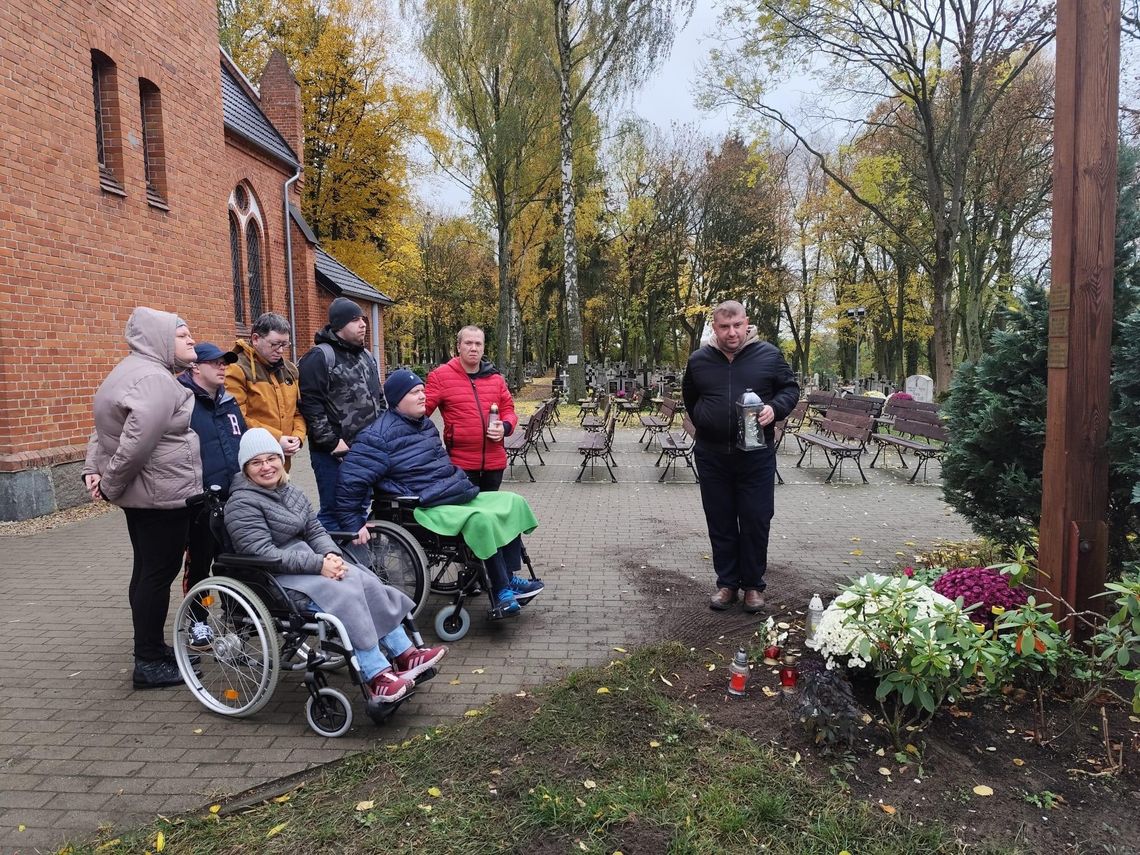 Podopieczni złotowskiego WTZ odwiedzili groby zmarłych pracowników warsztatu