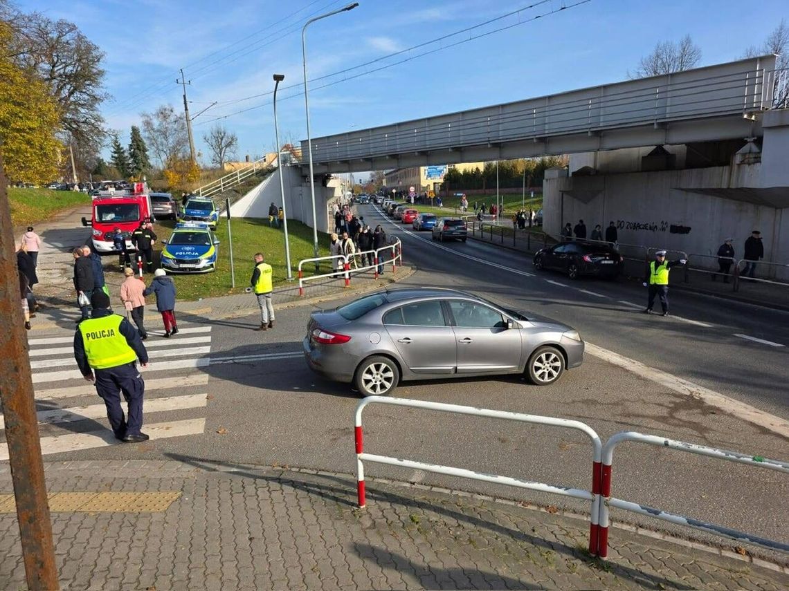 Policjanci czuwają nad bezpieczeństwem w drodze na cmentarze w powiecie złotowskim