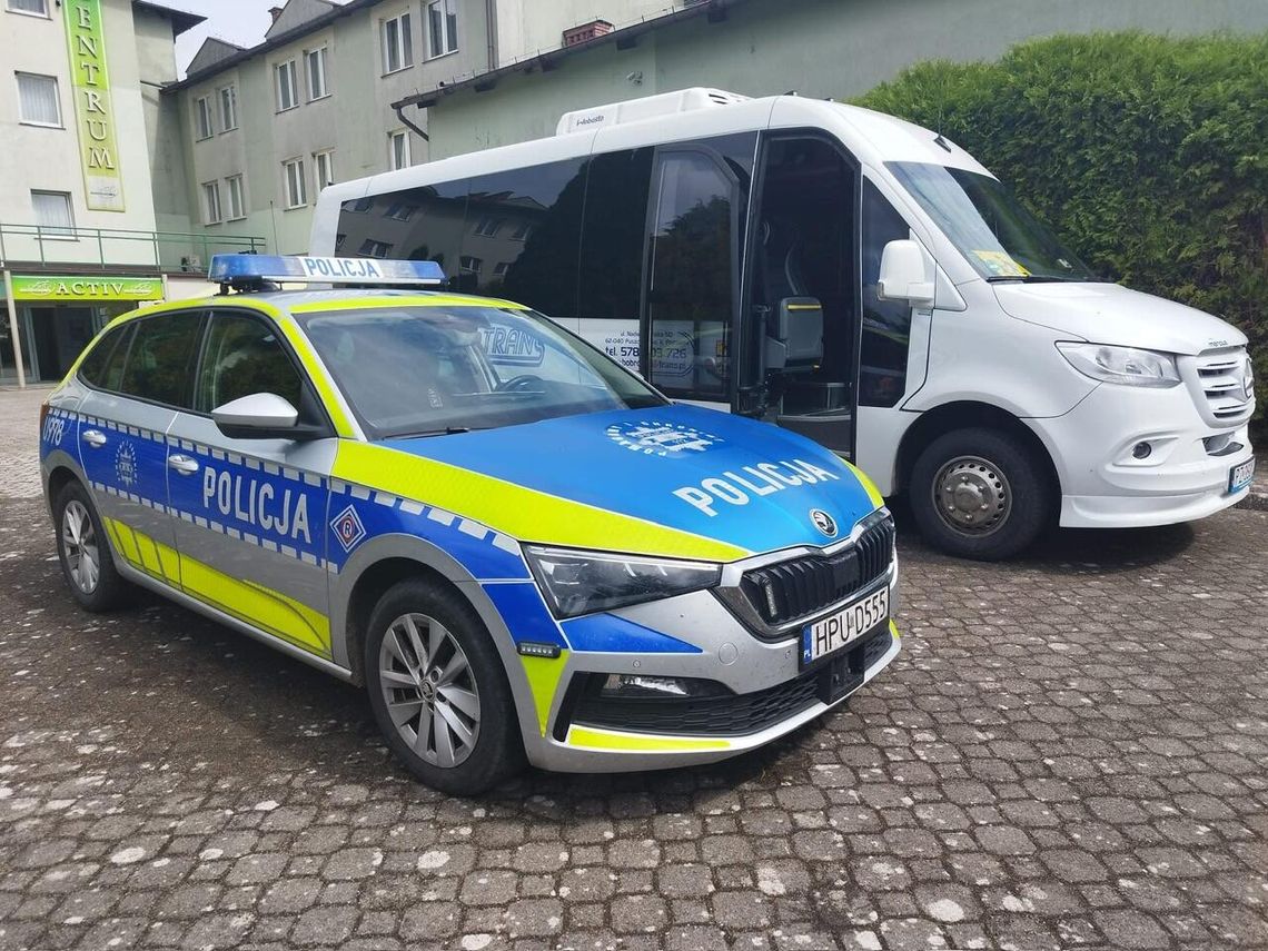 Policjanci kontrolują autokary przed wakacyjnymi wyjazdami dzieci i młodzieży