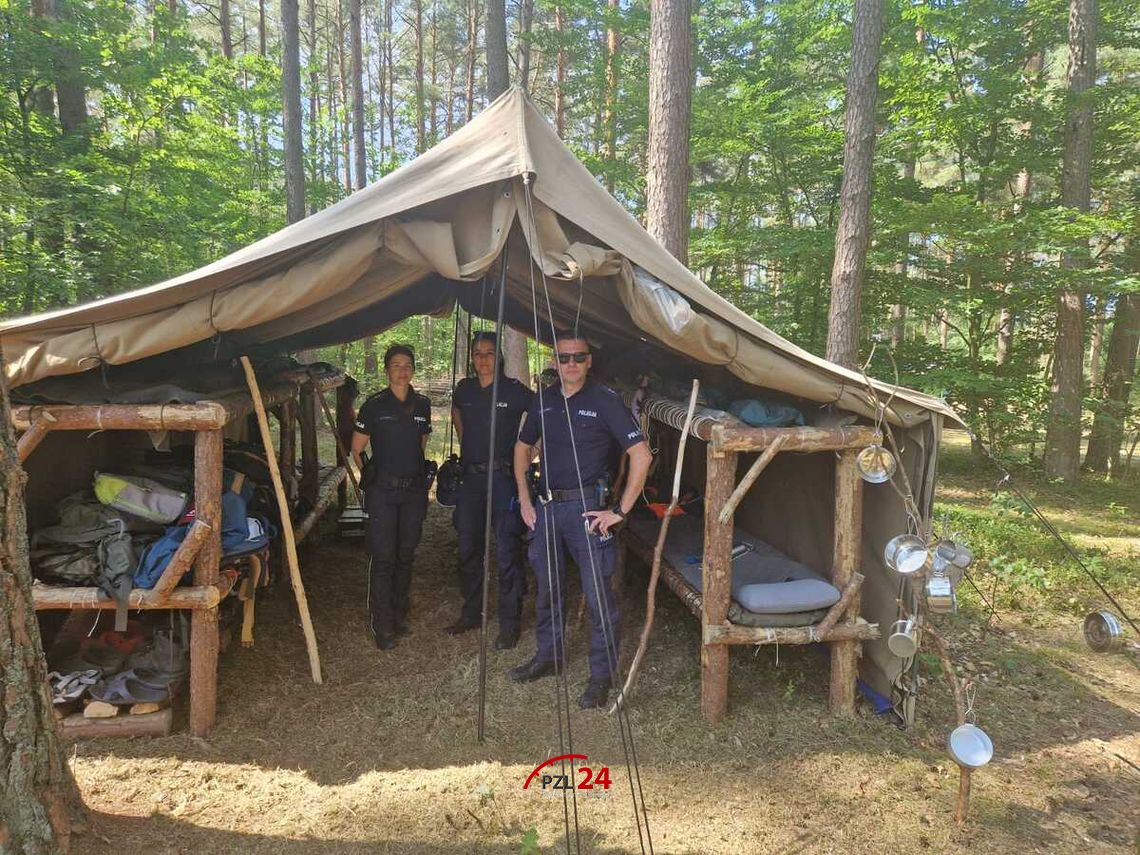 Policjanci, strażacy i sanepid dbają o bezpieczeństwo harcerzy podczas wakacyjnego wypoczynku