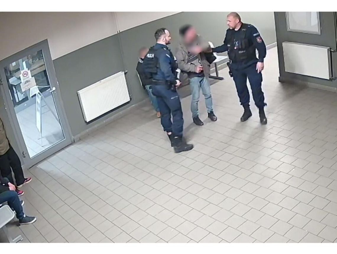 Policjanci zatrzymali 54-latka z kradzionym telefonem i alkoholem ze sklepu Policjanci zatrzymali 54-latka z kradzionym telefonem i alkoholem ze sklepu