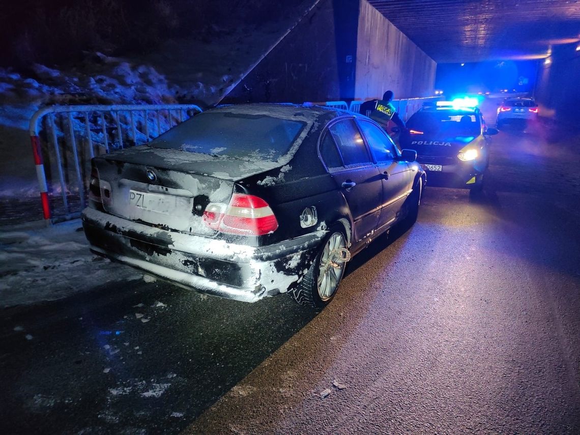 Poranny korek i seria wykroczeń. Niesprawne BMW i bus z zamarzniętymi szybami zatrzymane przez złotowską drogówkę