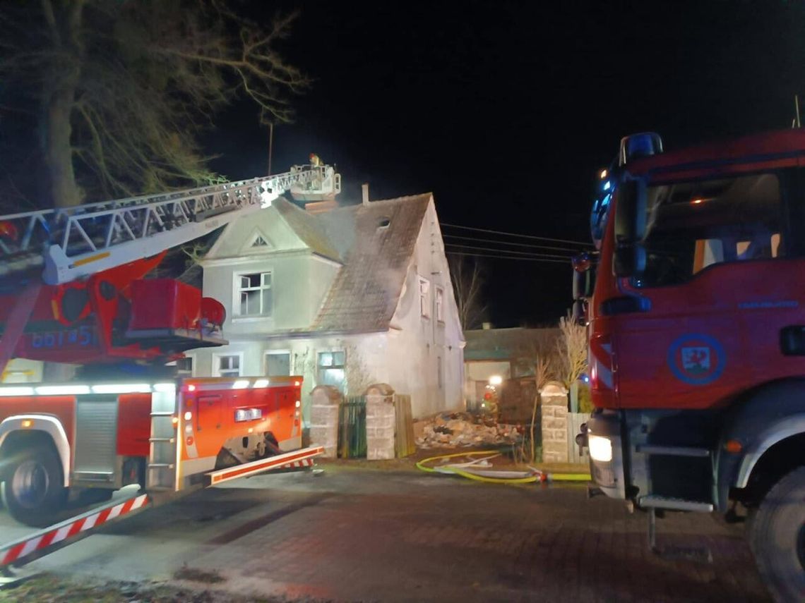 Pożar budynku mieszkalnego w Okonku. Jedna osoba trafiła do szpitala
