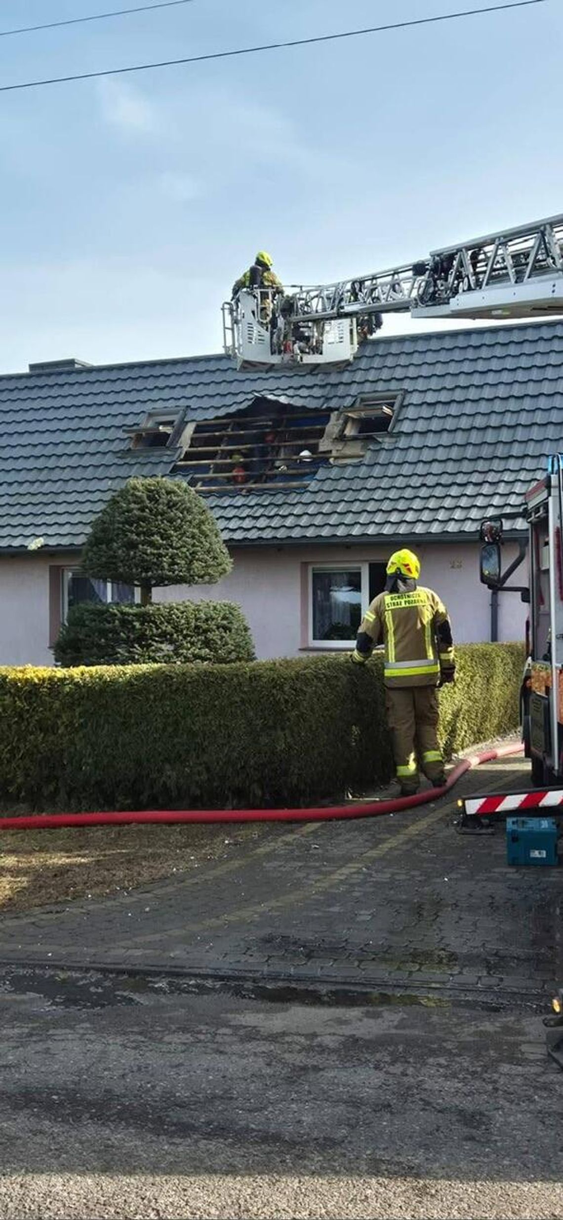 Pożar domu w Batorówku. Ogień dotarł na poddasze, akcja trwała trzy godziny Pożar domu w Batorówku. Ogień dotarł na poddasze, akcja trwała trzy godziny