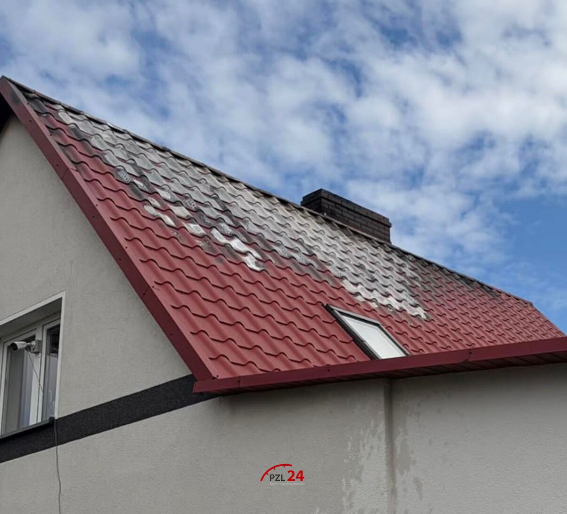 Pożar poddasza domu jednorodzinnego w Lędyczku. Na miejscu sześć zastępów straży
