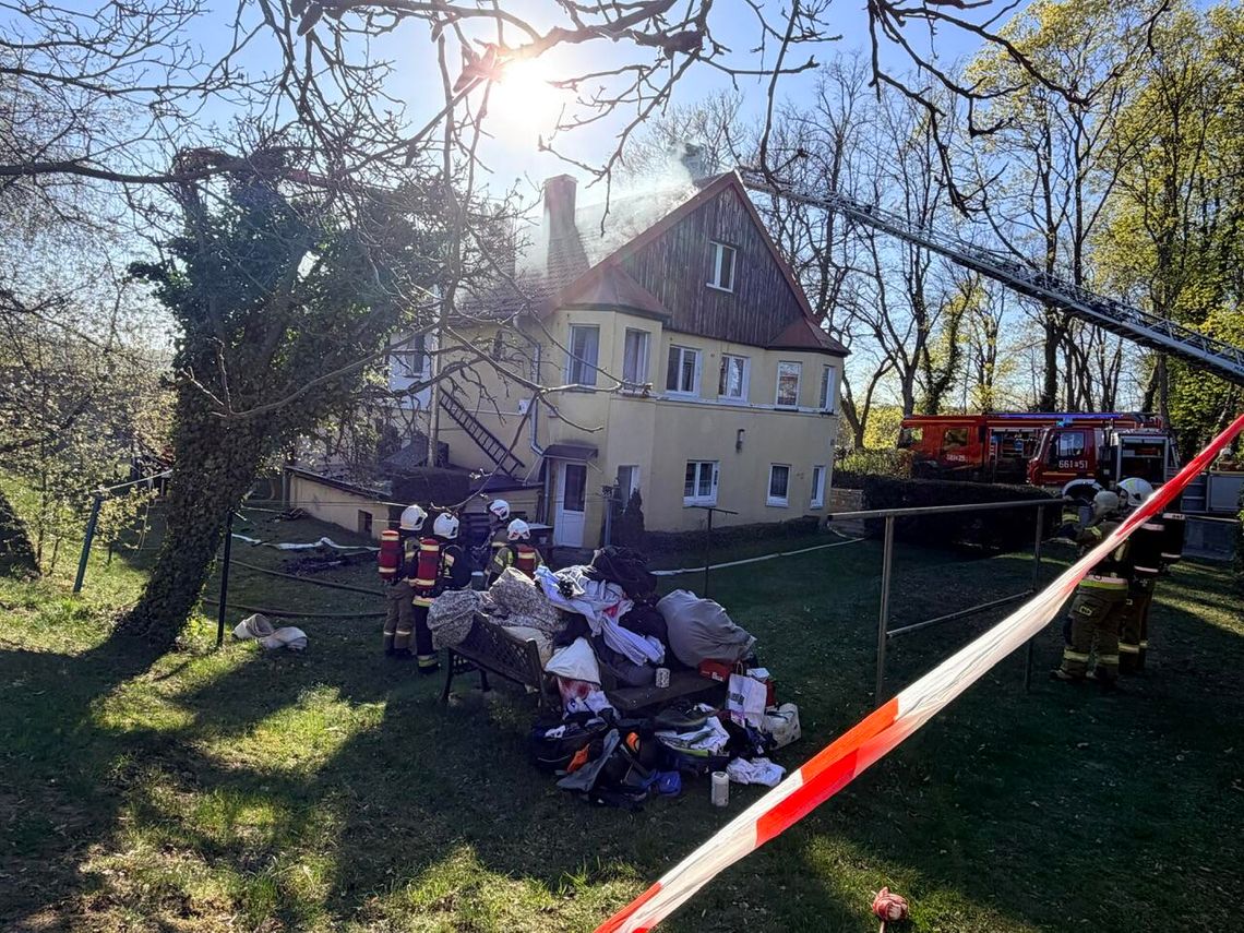 Pożar poddasza przy ul. Staszica w Złotowie. Dziewięć zastępów straży pożarnej w akcji