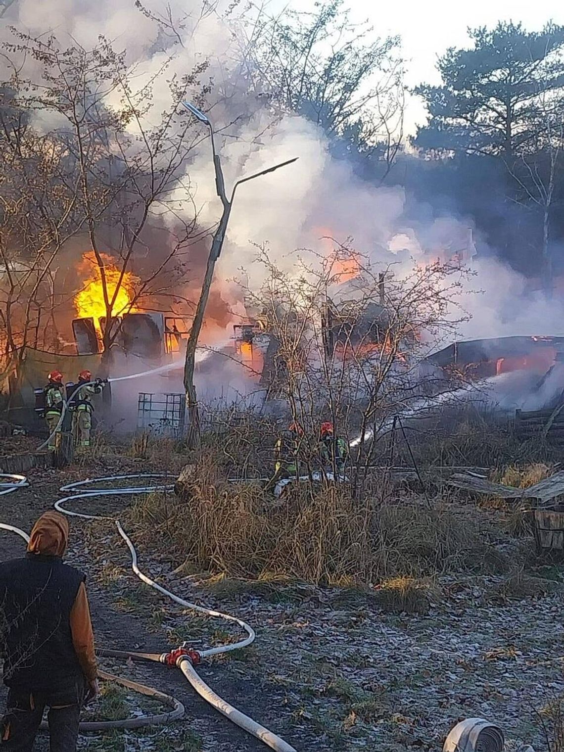 Pożar pustostanów w Stawnicy.