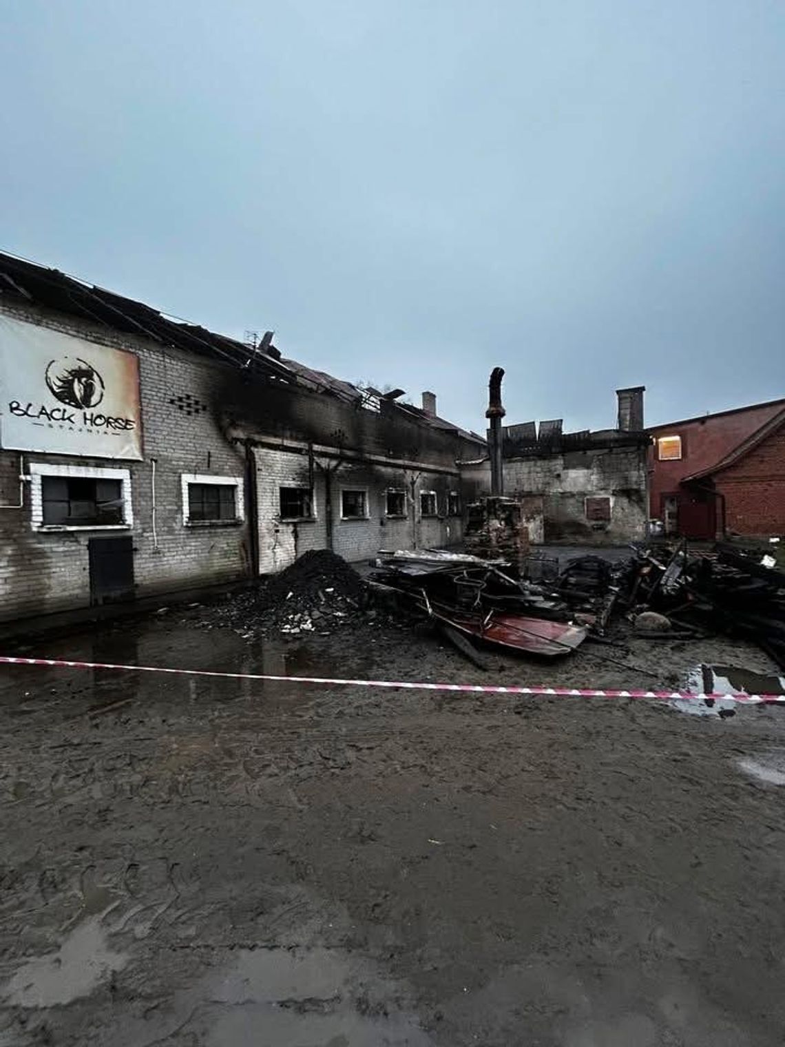 Pożar zabrał dorobek lat. Stajnia Black Horse walczy o powrót do normalności