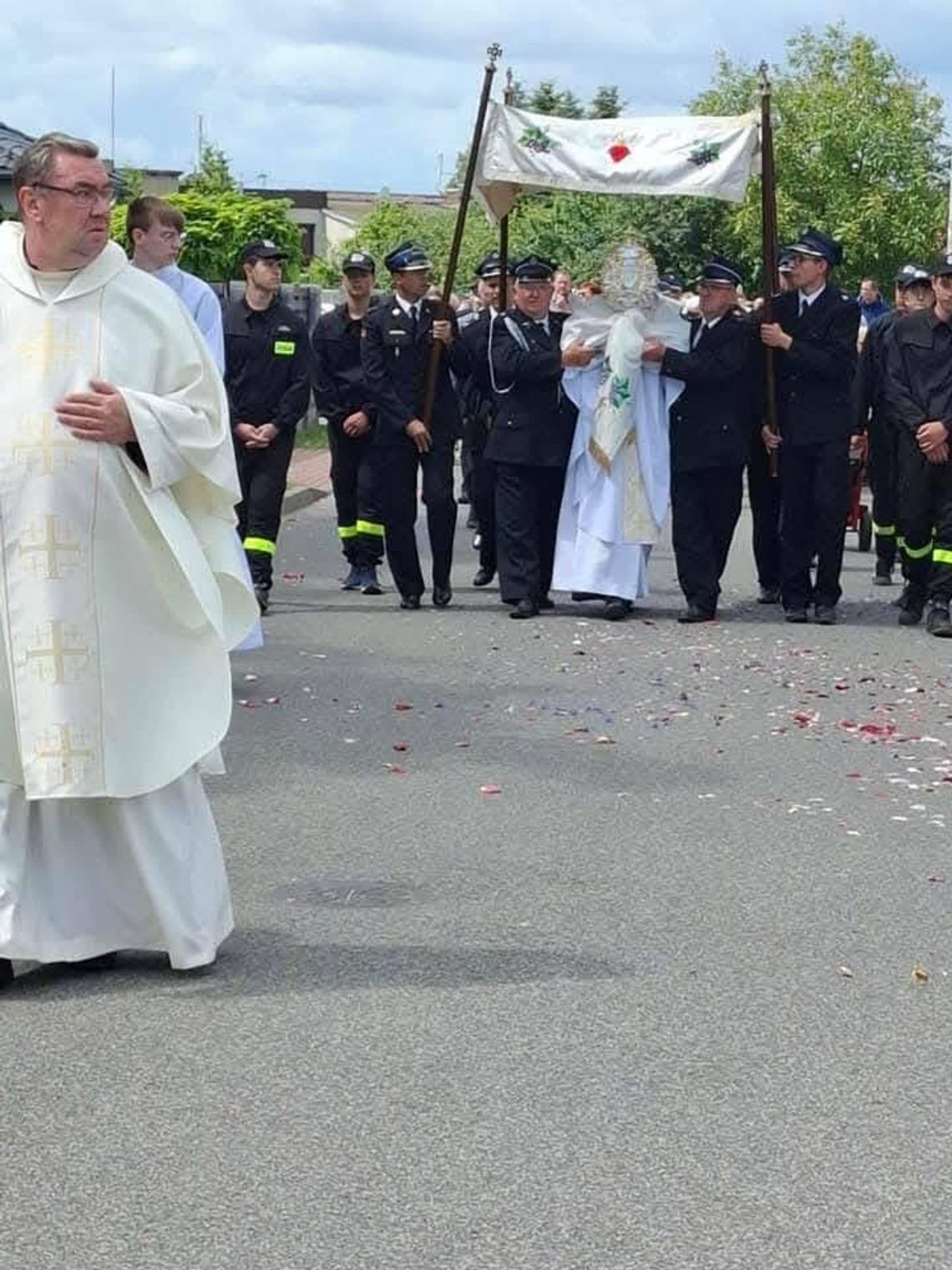 Procesja Bożego Ciała w Krajence – wspólnota, wiara i tradycja na ulicach miasta