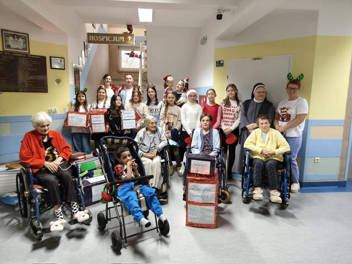 Przedświąteczna wizyta w Hospicjum św. Elżbiety uczniów z SP2 w Złotowie Przedświąteczna wizyta w Hospicjum św. Elżbiety uczniów z SP2 w Złotowie