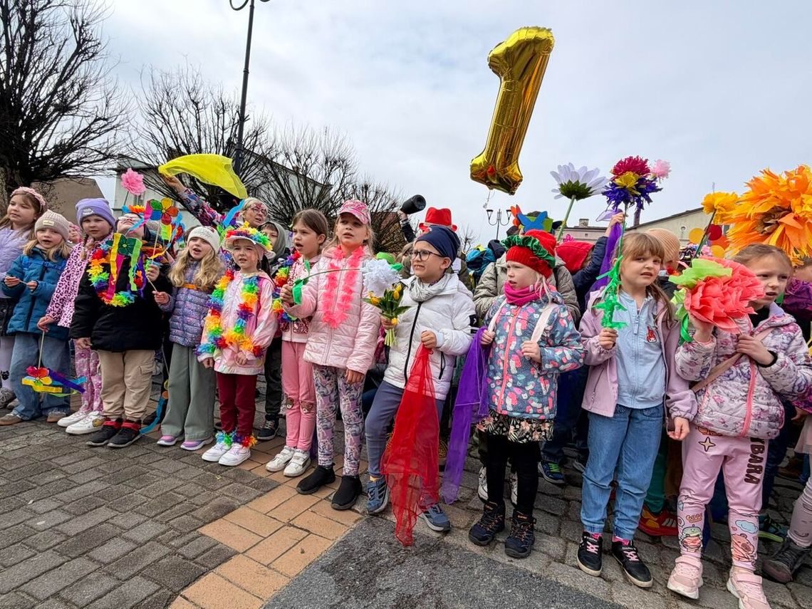 Radosne powitanie wiosny na Placu Paderewskiego w Złotowie.