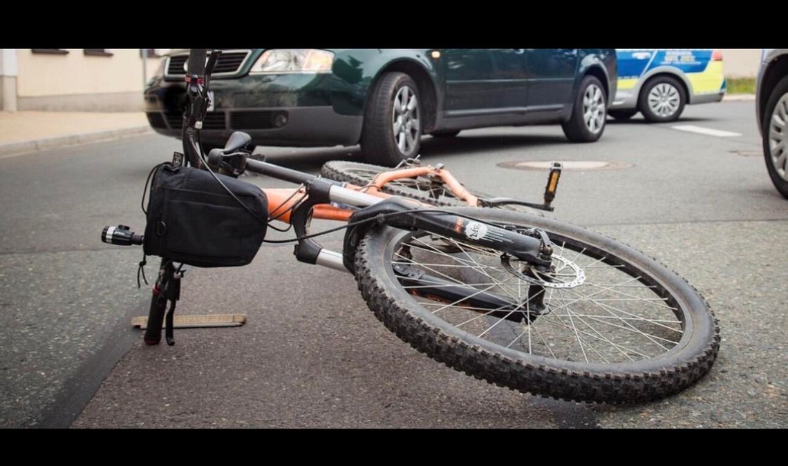 Rowerzystka potrącona na ul. Niepodległości w Okonku. Policja szybko ustaliła sprawczynię