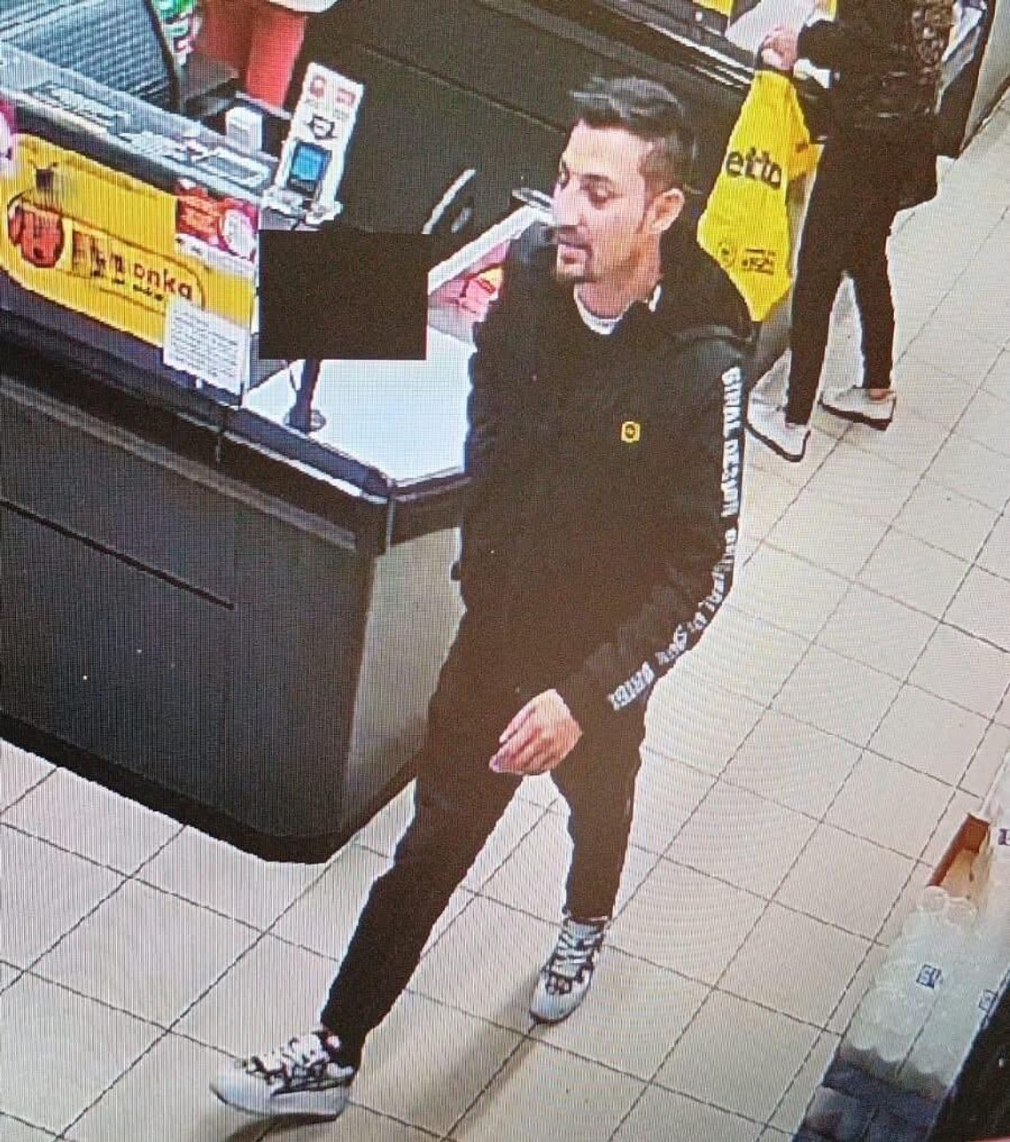 Rozpoznajesz mężczyznę ze zdjęć? Zadzwoń!