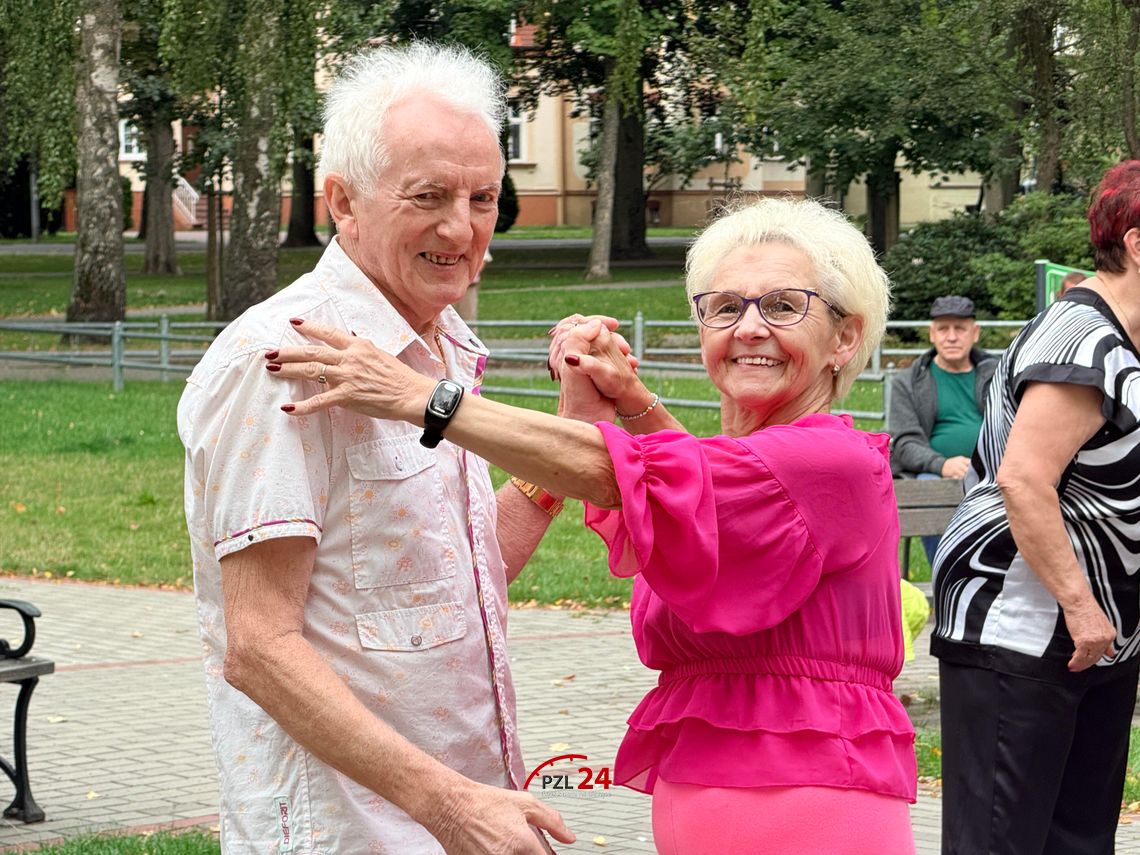 Roztańczona muszla koncertowa. Seniorzy po raz kolejny pokazali, jak się bawić Roztańczona muszla koncertowa. Seniorzy po raz kolejny pokazali, jak się bawić