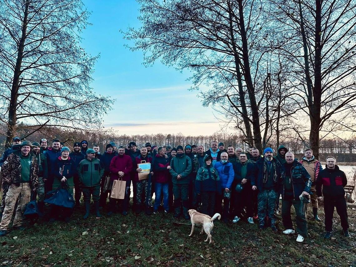 Rywalizacja na wodzie i jesienny klimat. Spinningowe zmagania nad Jeziorem Zaleskim Rywalizacja na wodzie i jesienny klimat. Spinningowe zmagania nad Jeziorem Zaleskim