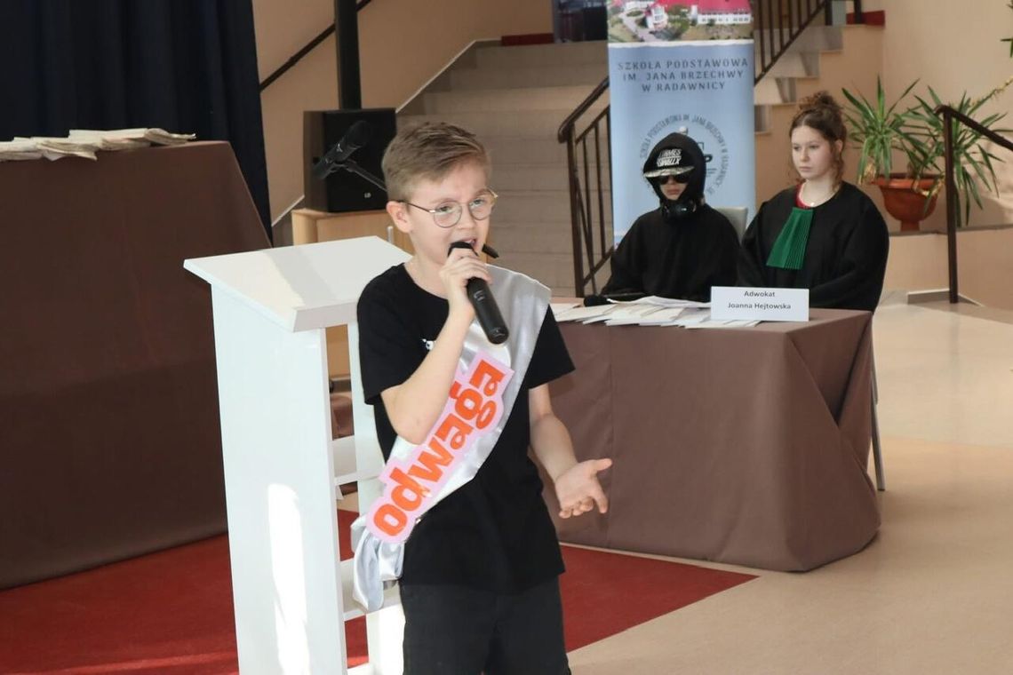 „Sąd nad hejtem” – ważna lekcja w Szkole Podstawowej w Radawnicy