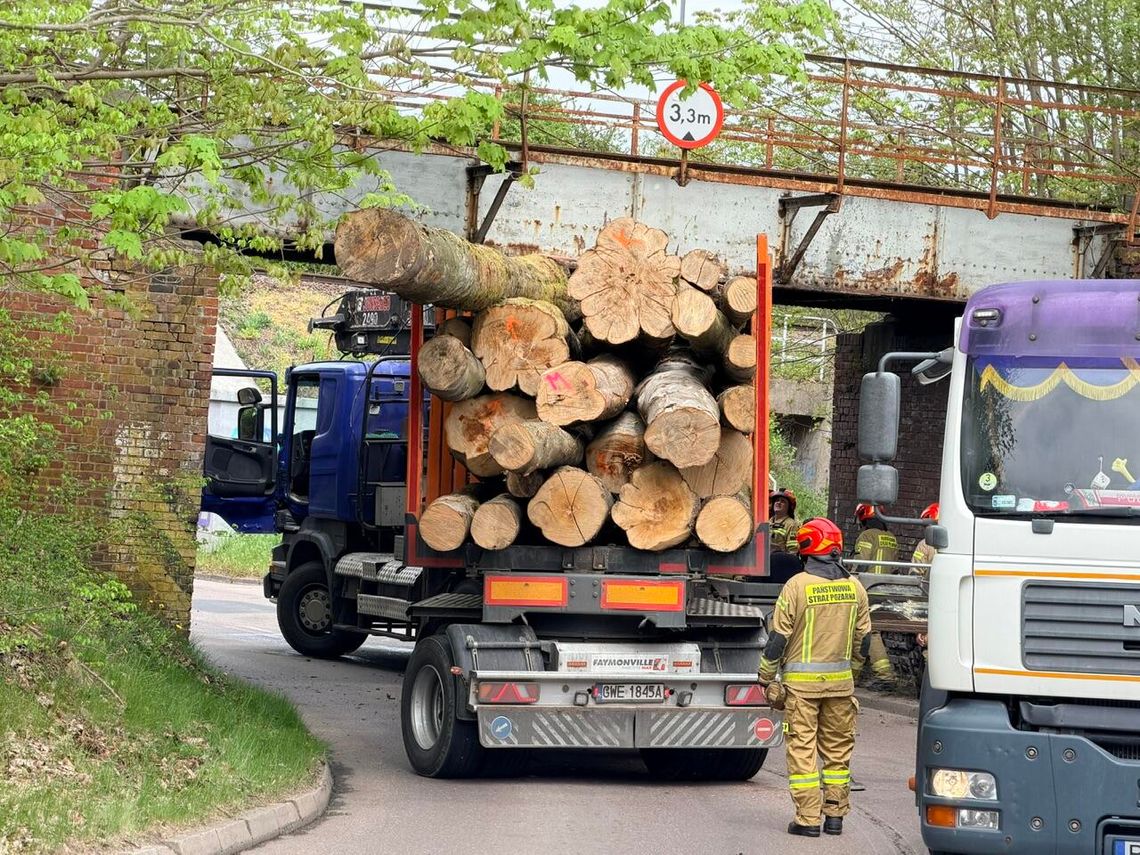Samochód ciężarowy z drzewem zaklinowany pod wiaduktem w Złotowie